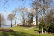 Blick vom Pleasureground auf das Casino und die Havel. © N. A. Klöhn