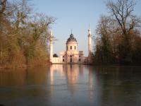 Blick auf sich spiegelnde Moschee im Schlosspark Schwetzingen © B. Seitz