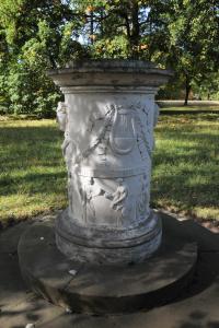 Warnungsaltar im Wörlitzer Park mit der Aufschrift: "Wanderer achte Natur und Kunst und schone ihrer Werke" (Foto: N. A. Klöhn)