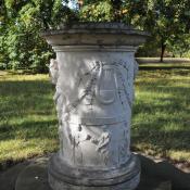 Warnungsaltar im W&ouml;rlitzer Park mit der Aufschrift: "Wanderer achte Natur und Kunst und schone ihrer Werke" (Foto: N. A. Kl&ouml;hn)