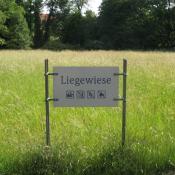 Besucherlenkung zur Entlastung wertvoller Langgraswiesen im Schlossgarten Charlottenburg. &copy; A. von L&uuml;hrte