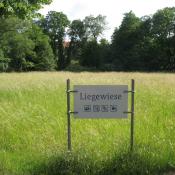 Frische Langgraswiesen im Schlossgarten Charlottenburg: Besucherlenkung durch Ausweisung von Liegewiesen. &copy; A. von L&uuml;hrte