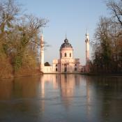 Blick auf sich spiegelnde Moschee im Schlosspark Schwetzingen © B. Seitz