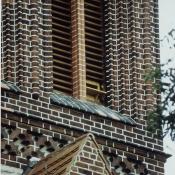 Ein Turmfalkenkasten bietet Durchschlupf nach der Turmsanierung © NABU Berlin Archiv