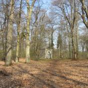 Das Denkmal für teure Verstorbene. Die ca. 220 Jahre alten Linden sind Reste einer auf das Bauwerk zuführenden Allee. © SPSG, M. Hopp