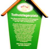 Informationsschild zum Totholzlagerplatz © J. Lorenz